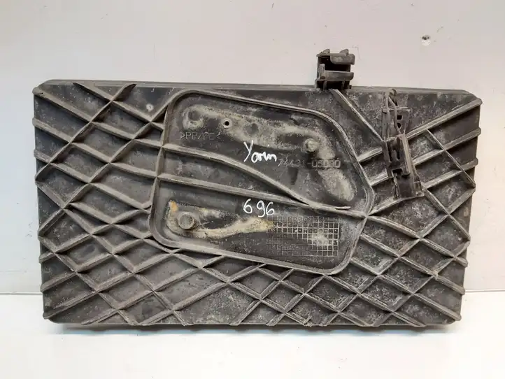 Toyota Yaris (2014 - 2019) 7443105080 Площадка аккумулятора — фото 1