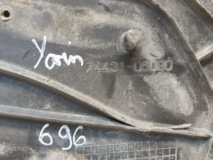 Toyota Yaris (2014 - 2019) 7443105080 Площадка аккумулятора — фото 3