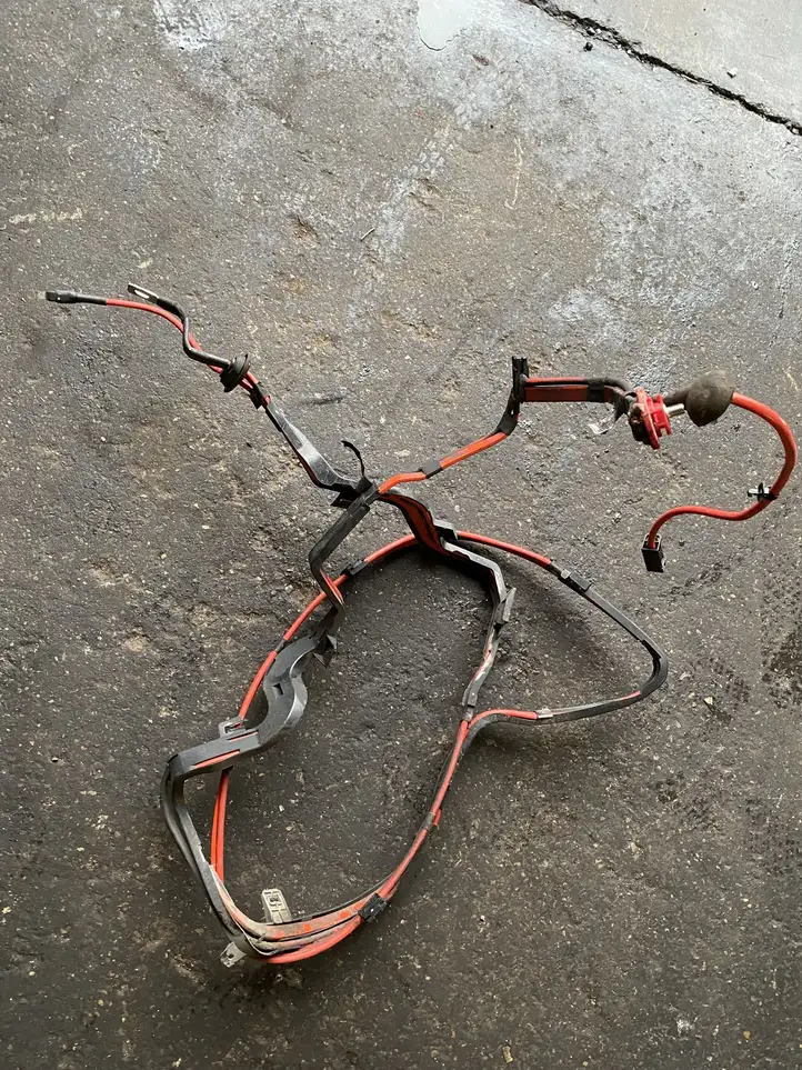 BMW 3 F30 F35 F31 (2012 - 2018) 15974510 Плюсовой провод аккумулятора — фото 1