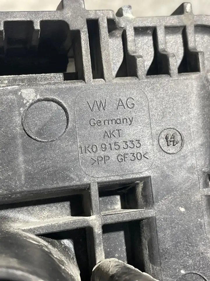 Volkswagen Tiguan (2011 - 2016) 1K0915333 Площадка аккумулятора — фото 4
