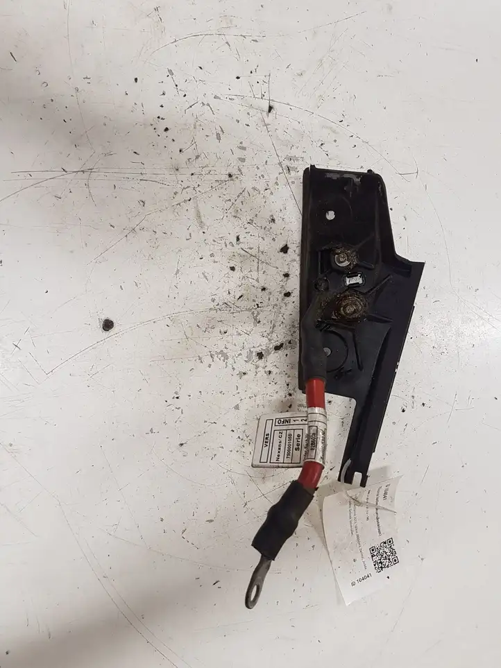 BMW 3 F30 F35 F31 (2012 - 2018) 86168110 Плюсовой провод аккумулятора — фото 1