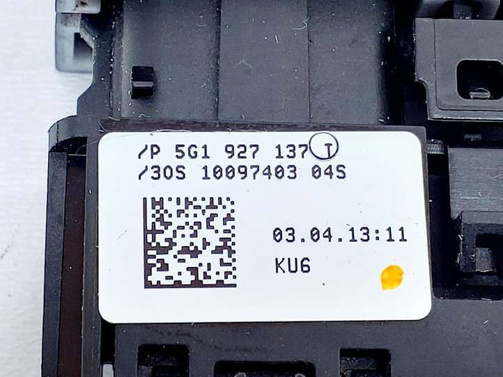 Volkswagen Golf VII (2013 - 2019)  5G1927137 Кнопка крюка в багажнике