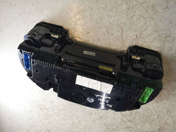 Audi A4 (2000 - 2006)  8E0920930TX Спидометр (приборный щиток)