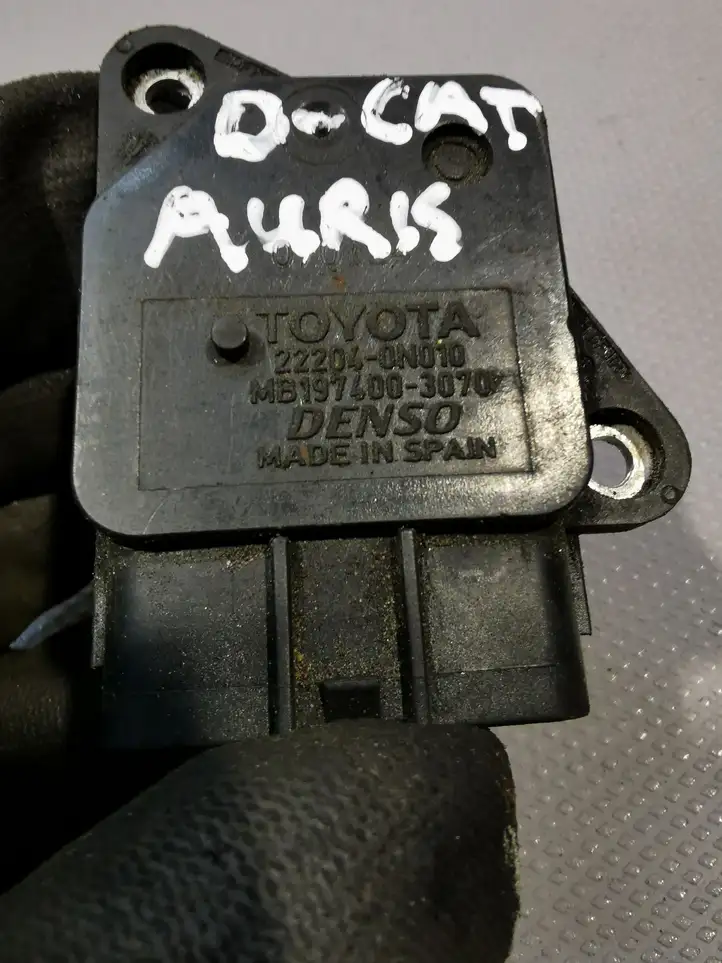 Toyota Auris 150 (2006 - 2012) Датчик массового расхода воздуха — фото 1