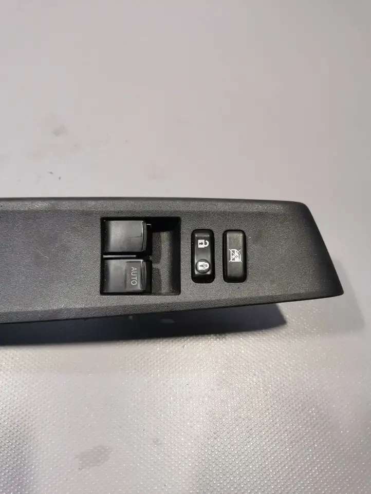Toyota Yaris (2012 - 2014) Кнопка стеклоподъемников — фото 1