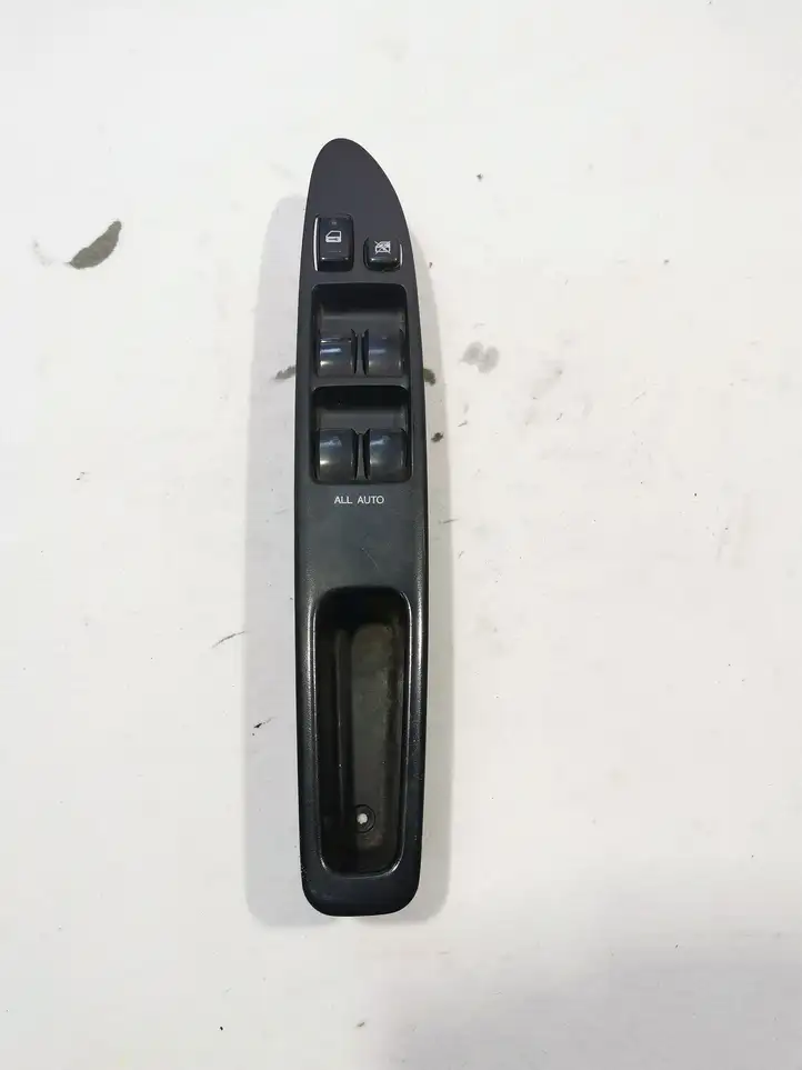 Toyota Avensis Verso (2004 - 2009) Блок кнопок стеклоподъемников — фото 1