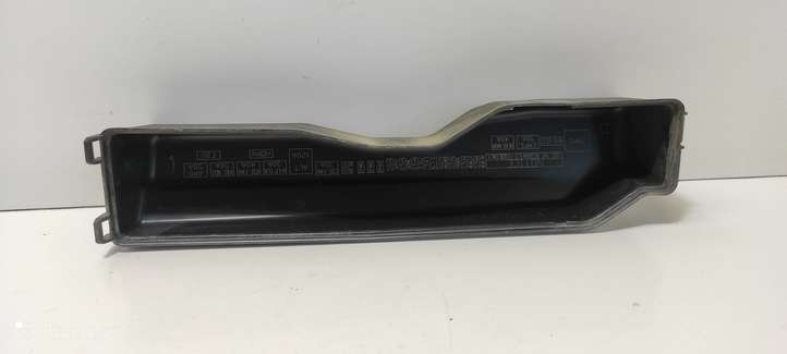 Toyota Corolla E120 E130 (2000 - 2004)  8179 Крышка ящика предохранителей