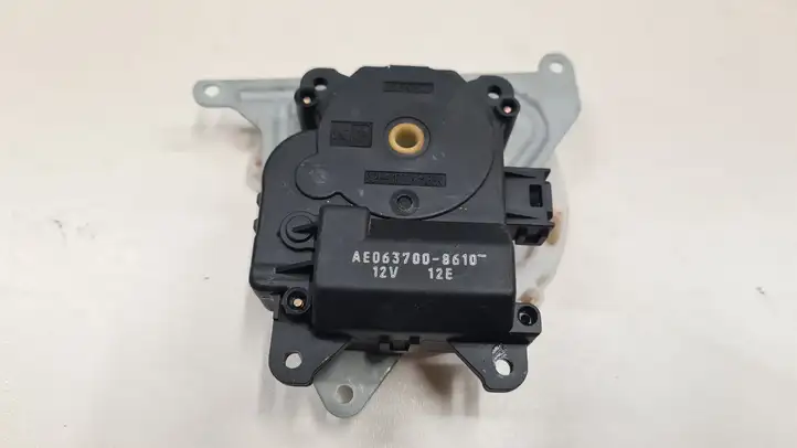 Toyota Avensis Verso (2001 - 2004) AE0637008610 Двигатель задвижки потока воздуха — фото 1