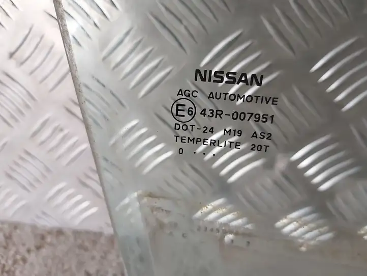 Nissan Juke I F15 (2010 - 2018) Стекло передней двери — фото 3