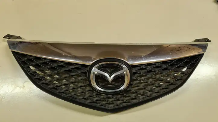 Mazda 6 (2005 - 2007) GJ6A50712 Верхняя решетка радиатора — фото 1