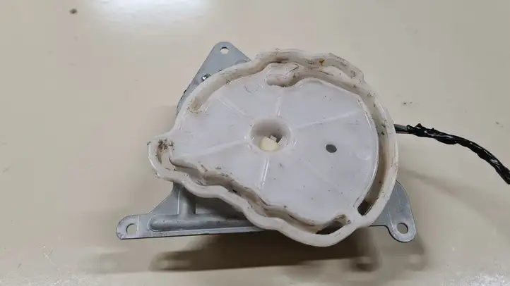 Toyota Avensis T250 (2003 - 2006) AE0637008610 Двигатель задвижки потока воздуха — фото 3