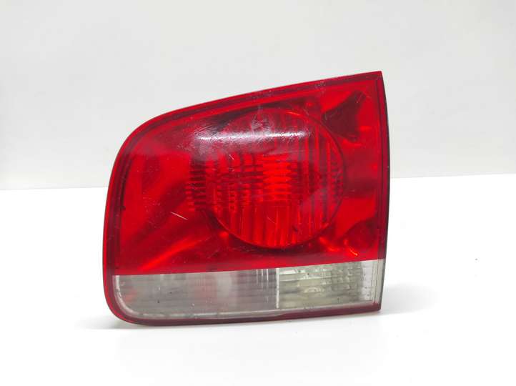 Volkswagen Touareg I (2002 - 2010)  28268003 Задний фонарь в крышке багажника