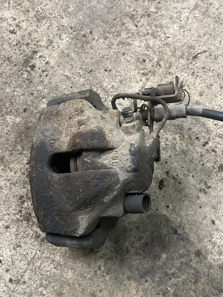 Volkswagen PASSAT B5.5 (2001 - 2005) Тормозной суппорт передний — фото 1