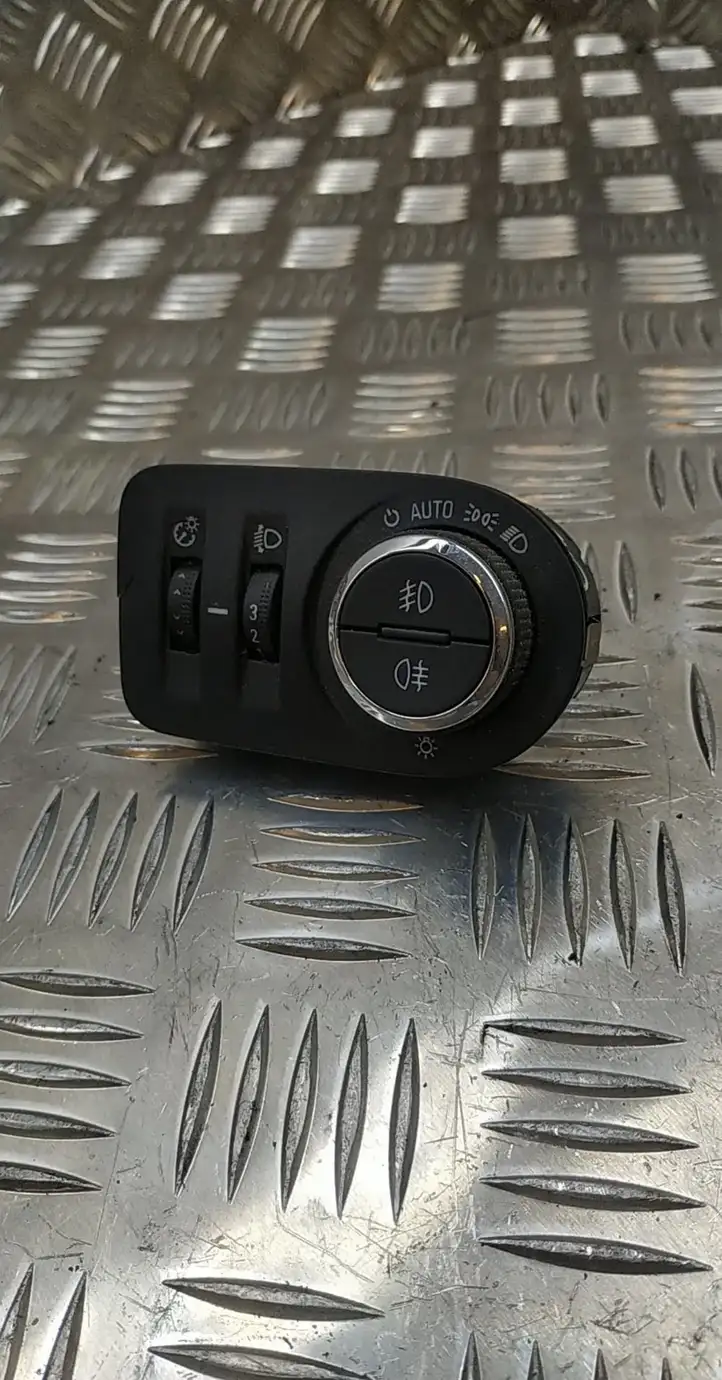 Opel Corsa E (2014 - 2019) 13470454 Включатель фонарей — фото 1