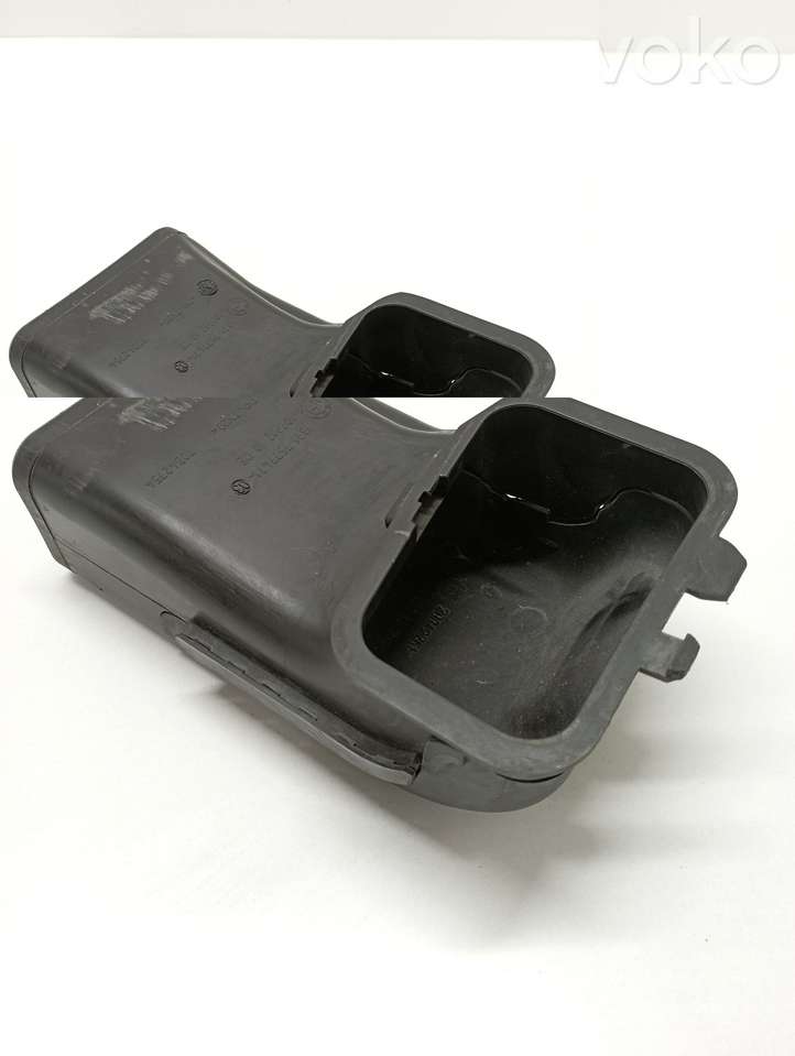 BMW 7 F01 F02 F03 F04 (2008 - 2016)  13717577471 Деталь (детали) канала забора воздуха