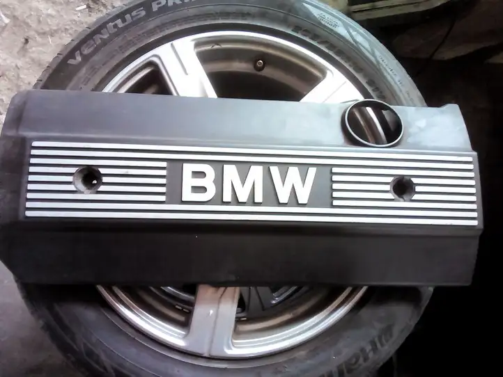 BMW 5 E39 (1996 - 2003) 11121748633 Крышка двигателя декоративная — фото 1