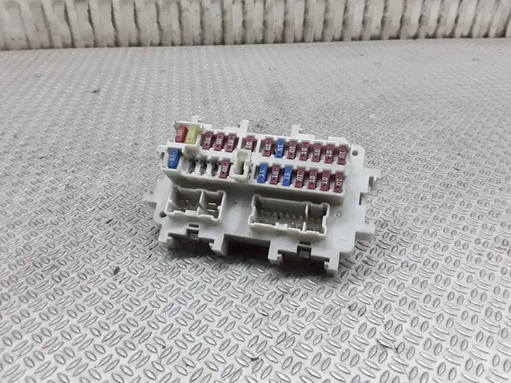 Nissan Navara D40 (2004 - 2015)  0427EA00A Блок предохранителей