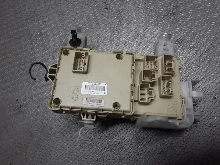 Toyota Corolla Verso AR10 (2004 - 2009) 892210F030 Блок предохранителей — фото 1