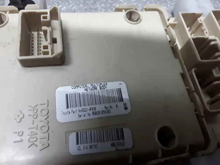 Toyota Corolla Verso AR10 (2004 - 2009) 892210F030 Блок предохранителей — фото 2