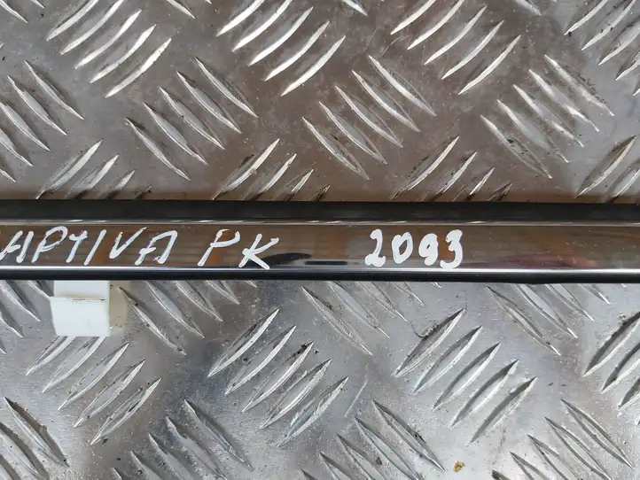 Chevrolet Captiva (2011 - 2013) Накладка стекла передней двери — фото 2
