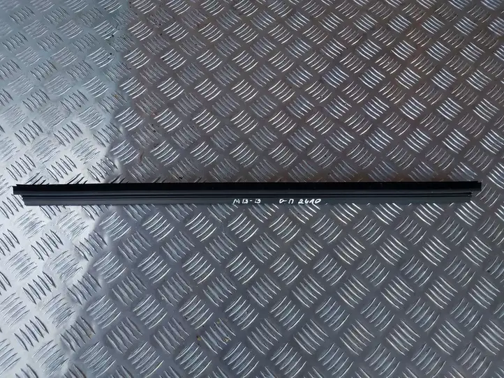 Mercedes-Benz B-class W246 (2014 - 2018) Уплотнитель стекла задней двери — фото 1