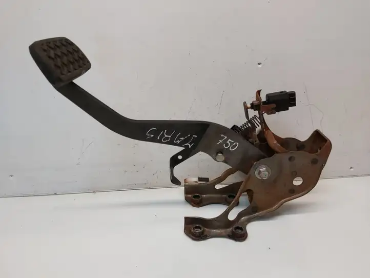 Toyota Yaris (2014 - 2019) 8951033030 Тормозная педаль — фото 1