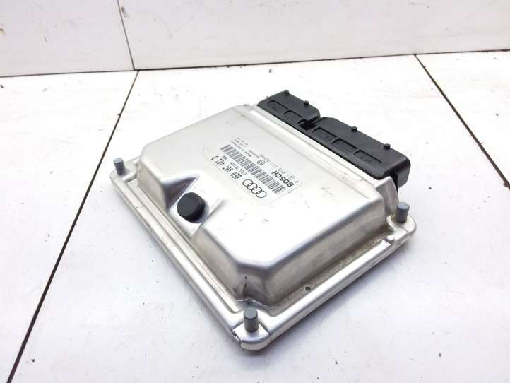 Audi A4 (2000 - 2006)  8E0907401D Блок управления двигателя