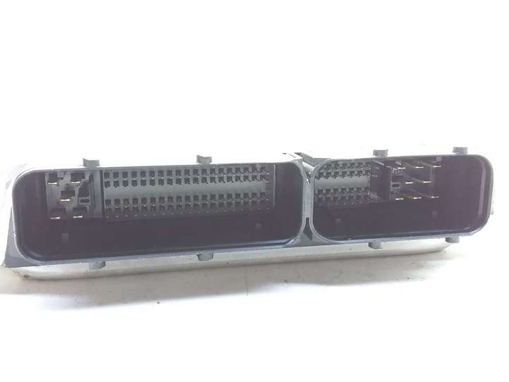 Audi A4 (2000 - 2006)  8E0907401D Блок управления двигателя