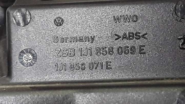 Volkswagen Golf IV (1998 - 2005)  1J1858069E Радио/ проигрыватель CD/DVD / навигация