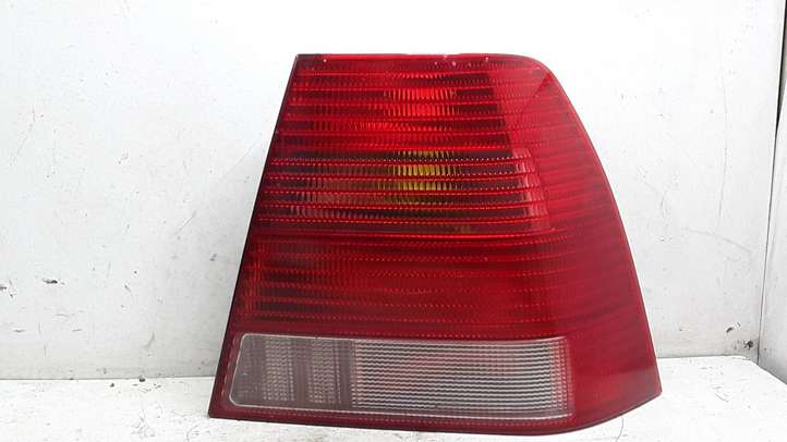 Volkswagen Bora (1998 - 2005)  1J5945096AA Задний фонарь в кузове
