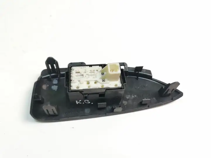 Toyota Prius (XW30) (2009 - 2015) 7427247060 Блок кнопок стеклоподъемников — фото 4