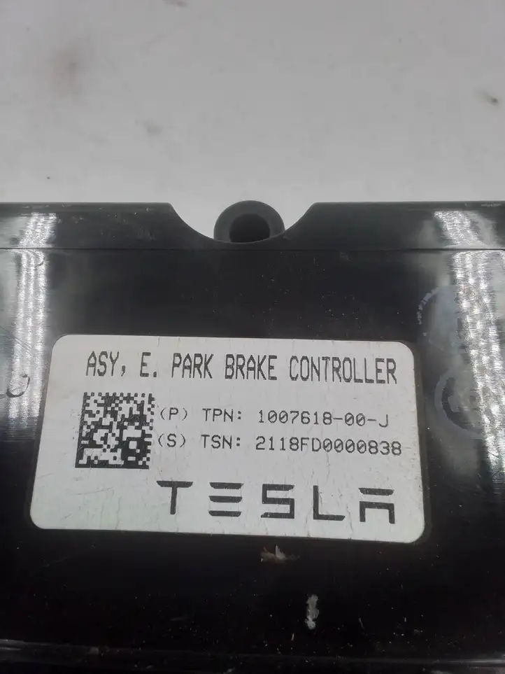 Tesla Model S (2016 - 2021) 100761800J Блок управления стояночным тормозом (EPB) — фото 4