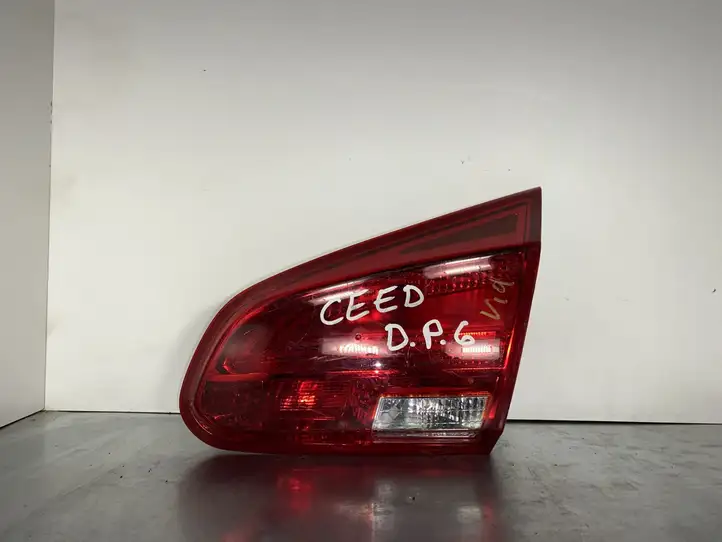 Kia Ceed (2012 - 2015) 92404A20 Задний фонарь в крышке багажника — фото 1