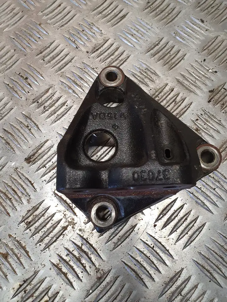 Toyota Prius (XW30) (2009 - 2015) 37030 Кронштейн двигателя — фото 1