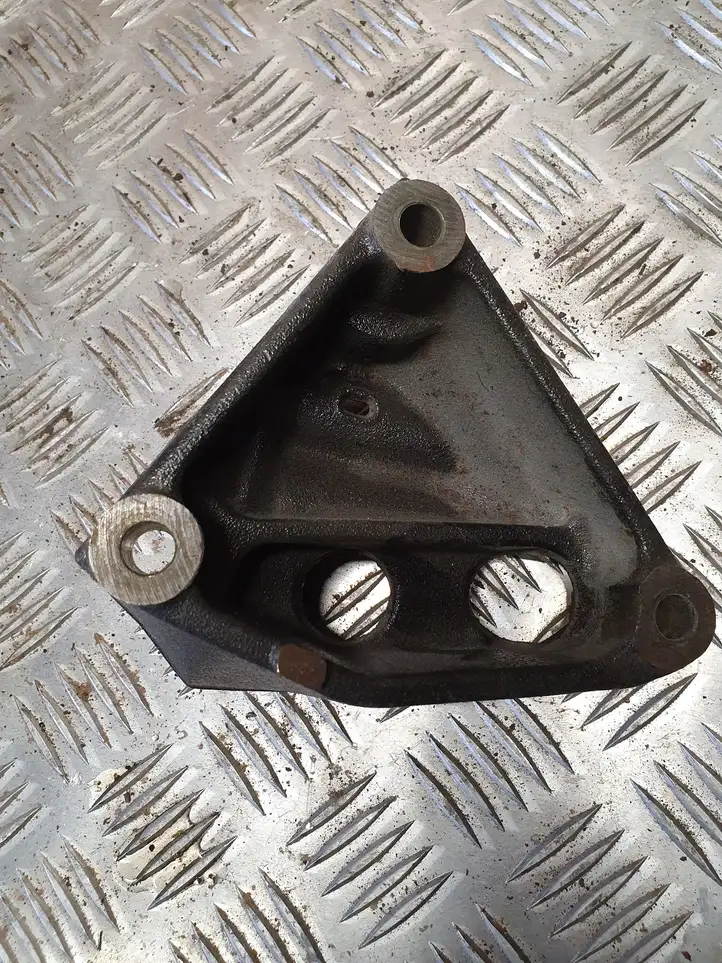 Toyota Prius (XW30) (2009 - 2015) 37030 Кронштейн двигателя — фото 2