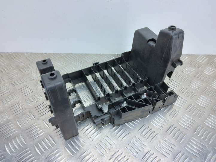 Audi A8 (2010 - 2014)  4H0907348C Крышка ящика предохранителей