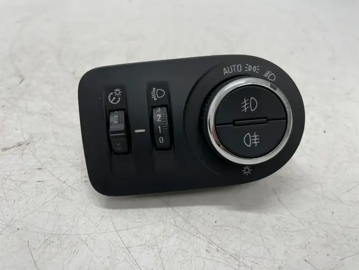 Opel Astra K (2015 - 2020) 39050756 Включатель фонарей — фото 1