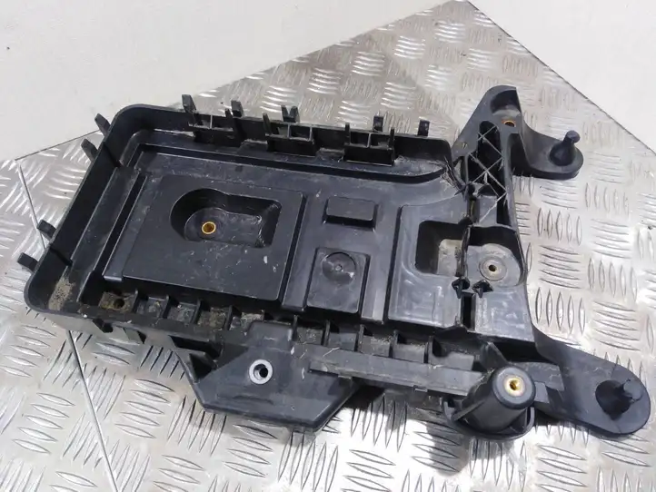 Volkswagen PASSAT B6 (2005 - 2010) 1K0915333C Площадка аккумулятора — фото 1