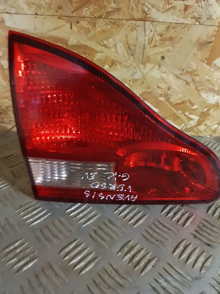 Toyota Avensis Verso (2001 - 2004) Задний фонарь в крышке багажника — фото 1