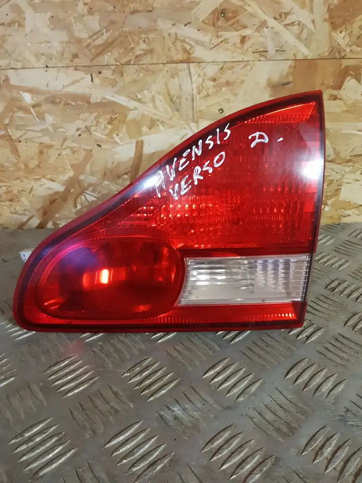 Toyota Avensis Verso (2001 - 2004) Задний фонарь в крышке багажника — фото 1