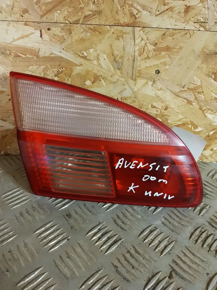 Toyota Avensis T220 (2000 - 2003) Задний фонарь в крышке багажника — фото 1