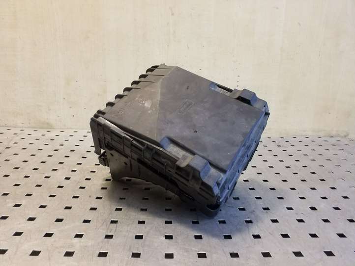 Volkswagen Golf Plus (2008 - 2014)  01718130 Ящик предохранителей (комплект)