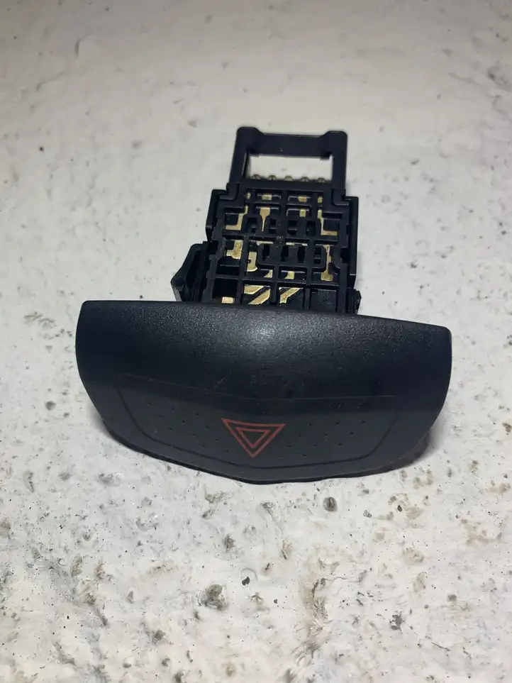 Nissan Primera (2001 - 2008) 06016 Включатель аварийных фонарей — фото 1