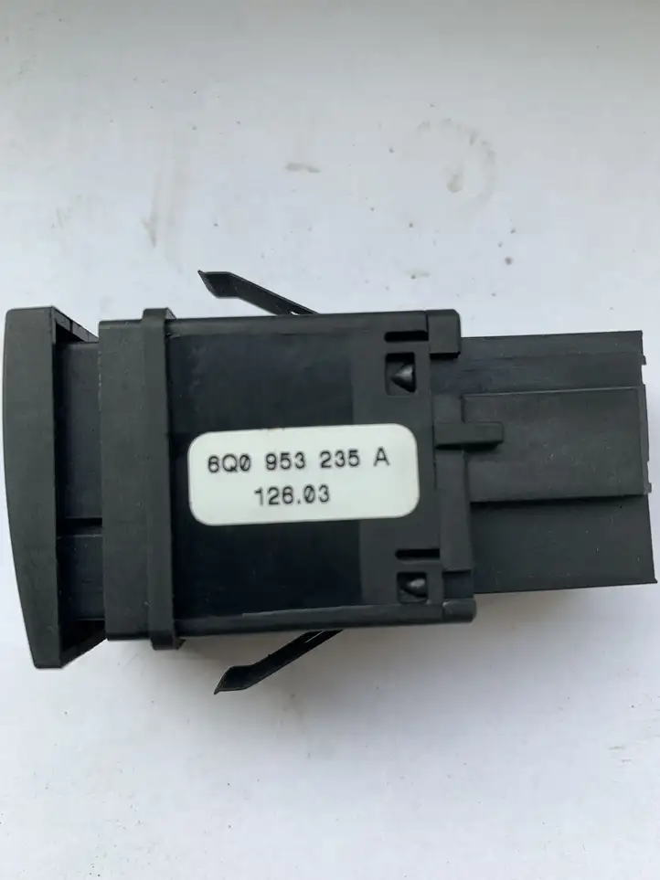 Volkswagen Polo (2001 - 2005) 6Q0953235A Включатель аварийных фонарей — фото 2