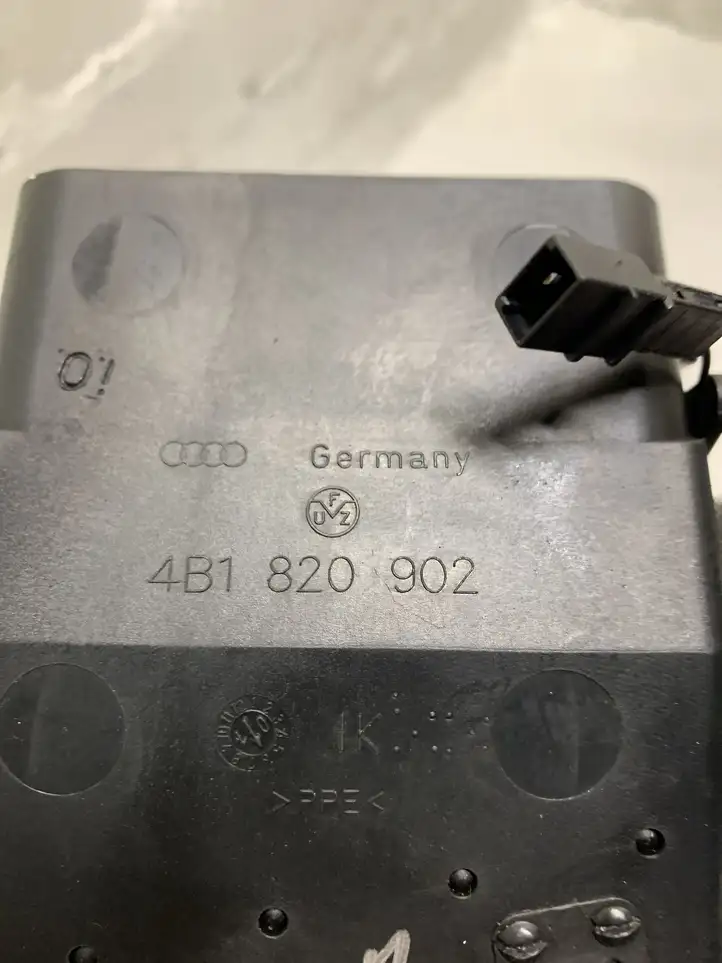 Audi A6 S6 C5 4B (2001 - 2004) 4B1820902 Боковой воздушный дефлектор — фото 3