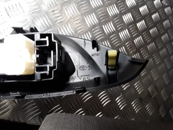 Toyota Aygo AB40 (2014 - 2018) Кнопка стеклоподъемников — фото 2