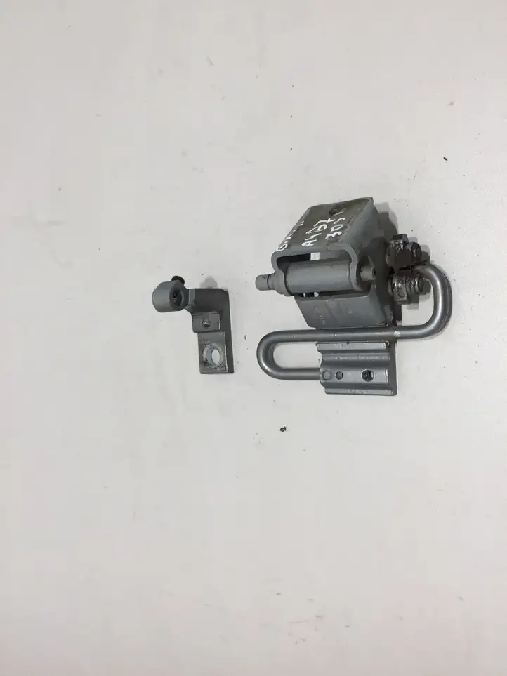 Audi A4 S4 B7 8E 8H (2004 - 2009) 8E0833411 Нижняя петля задней двери — фото 1