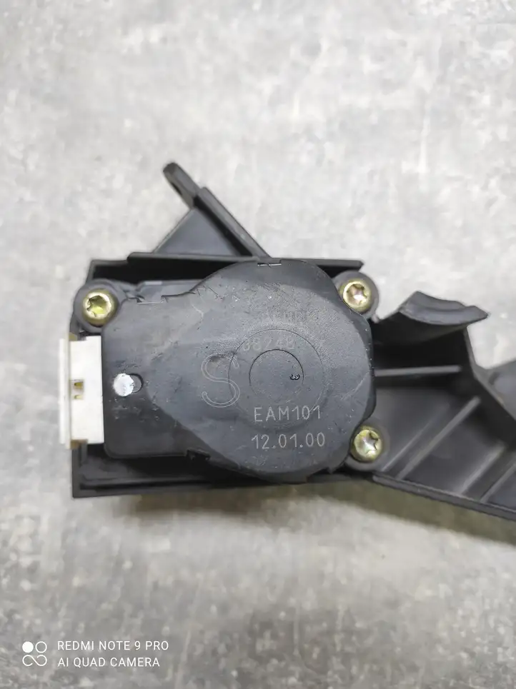 Toyota Yaris (2005 - 2009) 38248 Двигатель задвижки потока воздуха — фото 2