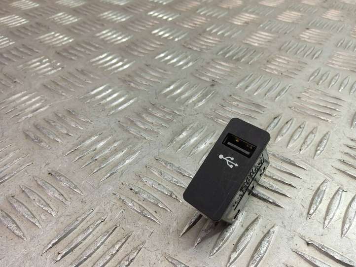 BMW X2 F39 (2018 - 2022)  6820397 Разъем USB