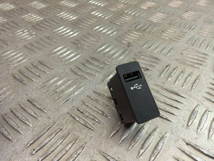 BMW X2 F39 (2018 - 2022)  6820397 Разъем USB
